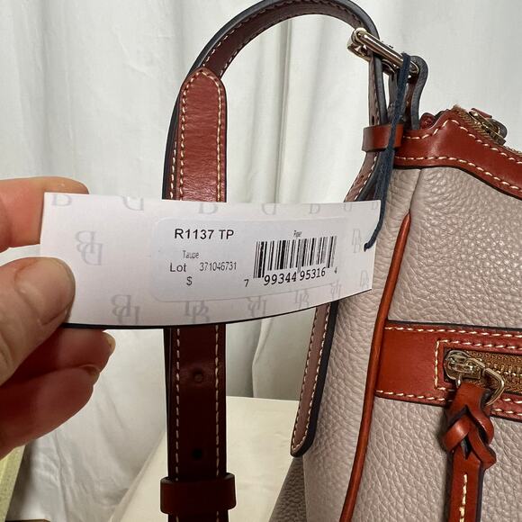 NWT Dooney & Bourke Pebble Grain Pocket Crossbody taupe/brown - Picture 4 of 8